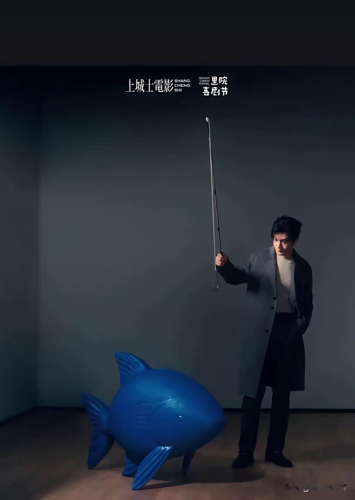 看到黄晓明拍的这张照片，不知道是什么意思？

很多网友都不理解，他手里拿着鱼鞭和