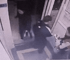 女子上了电梯，家人还没出来，女子站在电梯门口堵着门，女孩实在不想等了，伸手把女子