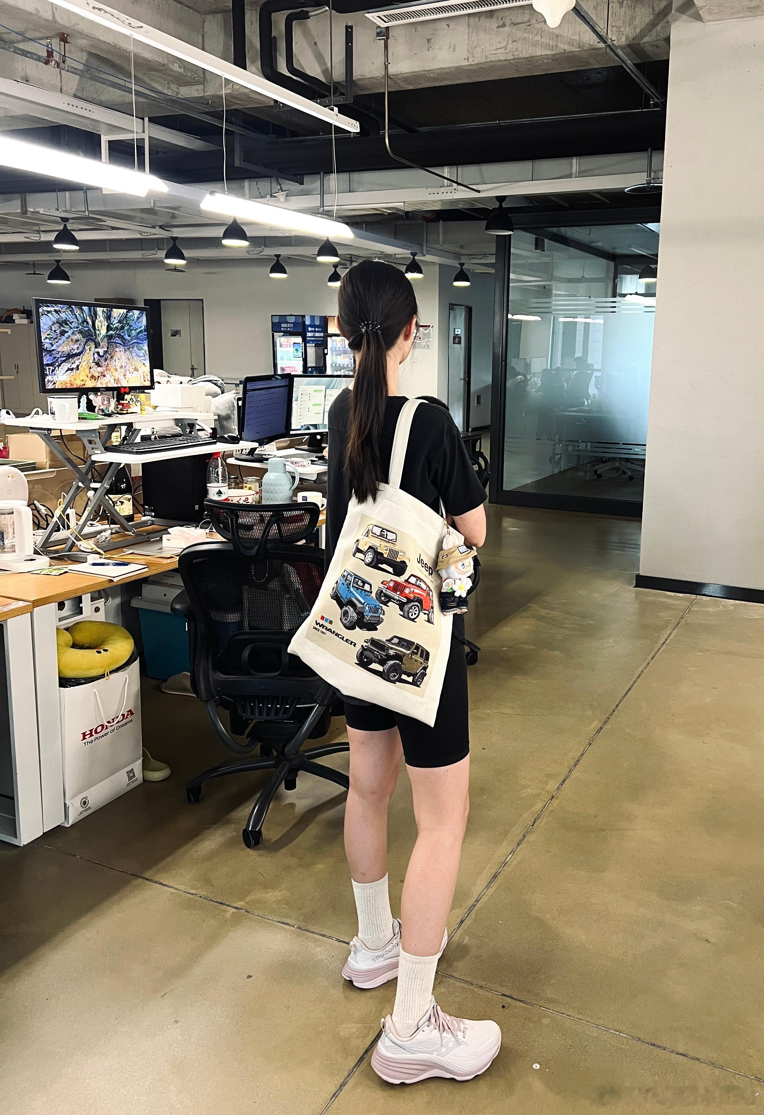 今天背牧马人布袋上班挂了一只labubu 这只据说价格已经炒到500多了越野车+