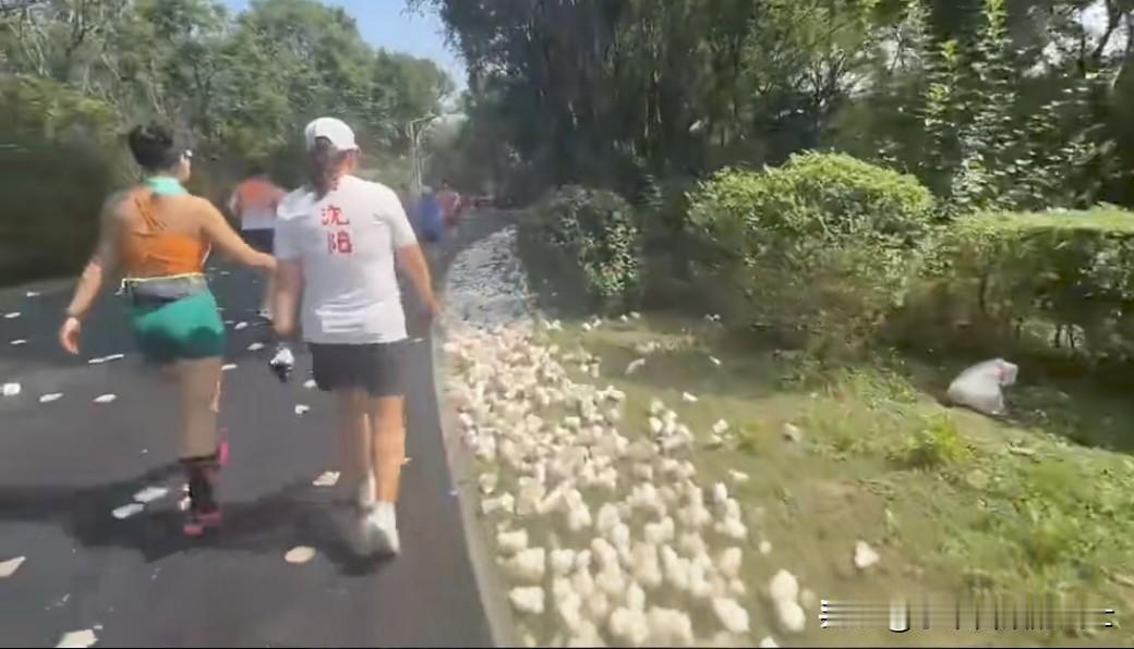 9月6日，沈阳马拉松顺利完赛，共有2.2万名跑者参加。男女冠军不出所料分别由肯尼
