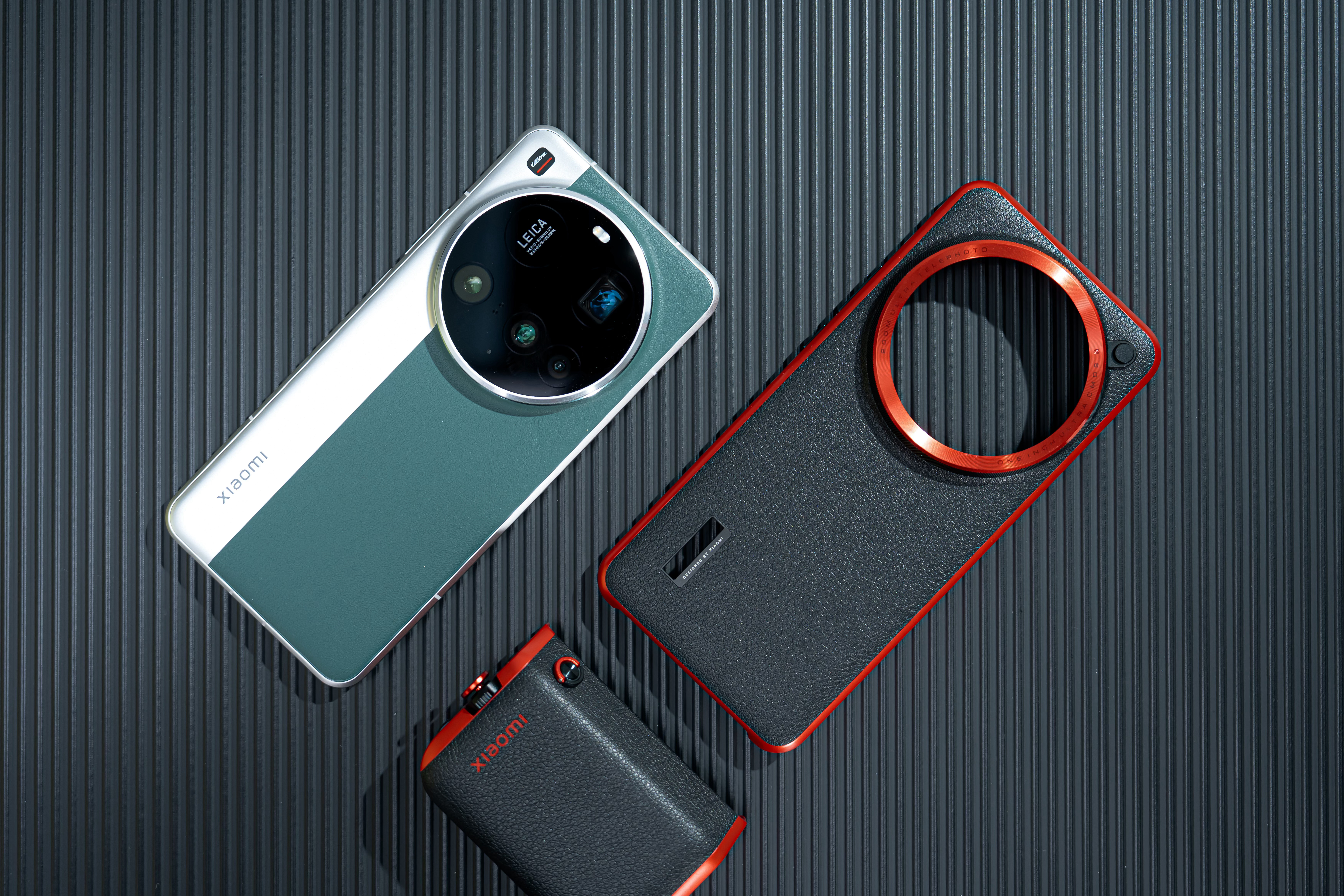 小米 15 Ultra「松柏绿」配色，也是这次几款配色中我个人最喜欢的，依旧是十