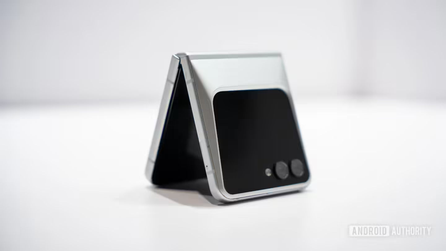 刷到一个三星 Polygon Foldable 概念折叠手机的照片，后盖是突起硬