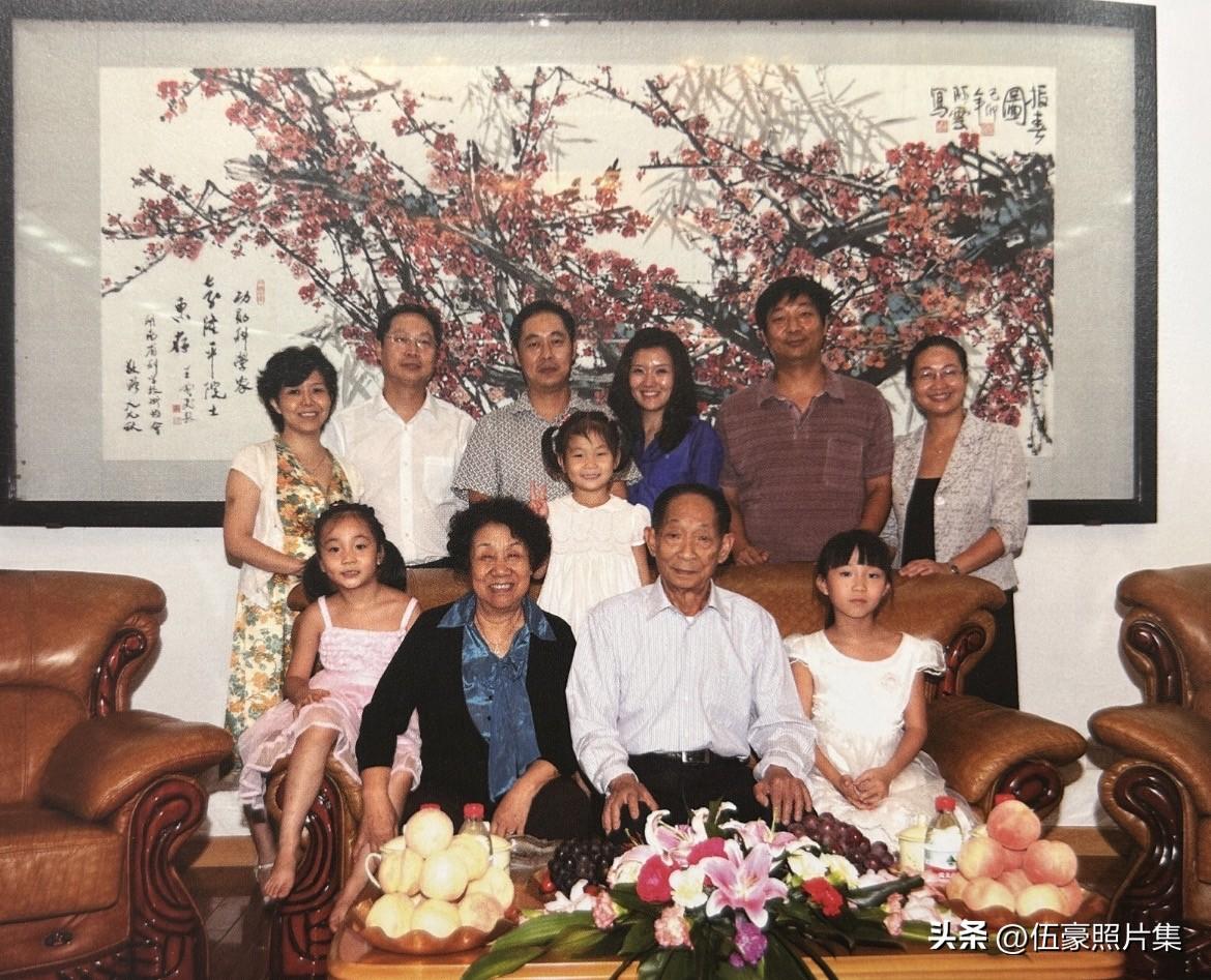袁隆平院士全家福，后排左起：甘泉、袁定江、袁定安、陈思宇、袁定阳、段美娟。前排左