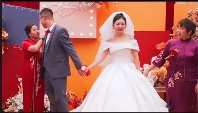 近日，网上疯传的视频彻底毁三观。这儿子结婚，婆婆和儿子十指紧扣、难舍难分。而且，