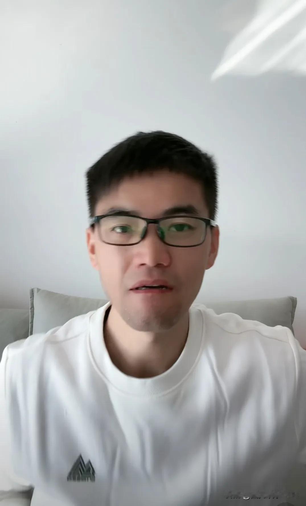 郁豹豹现在是怎么开心怎么过！
    自从郁豹豹和家人认亲一年后决裂，现在的郁豹