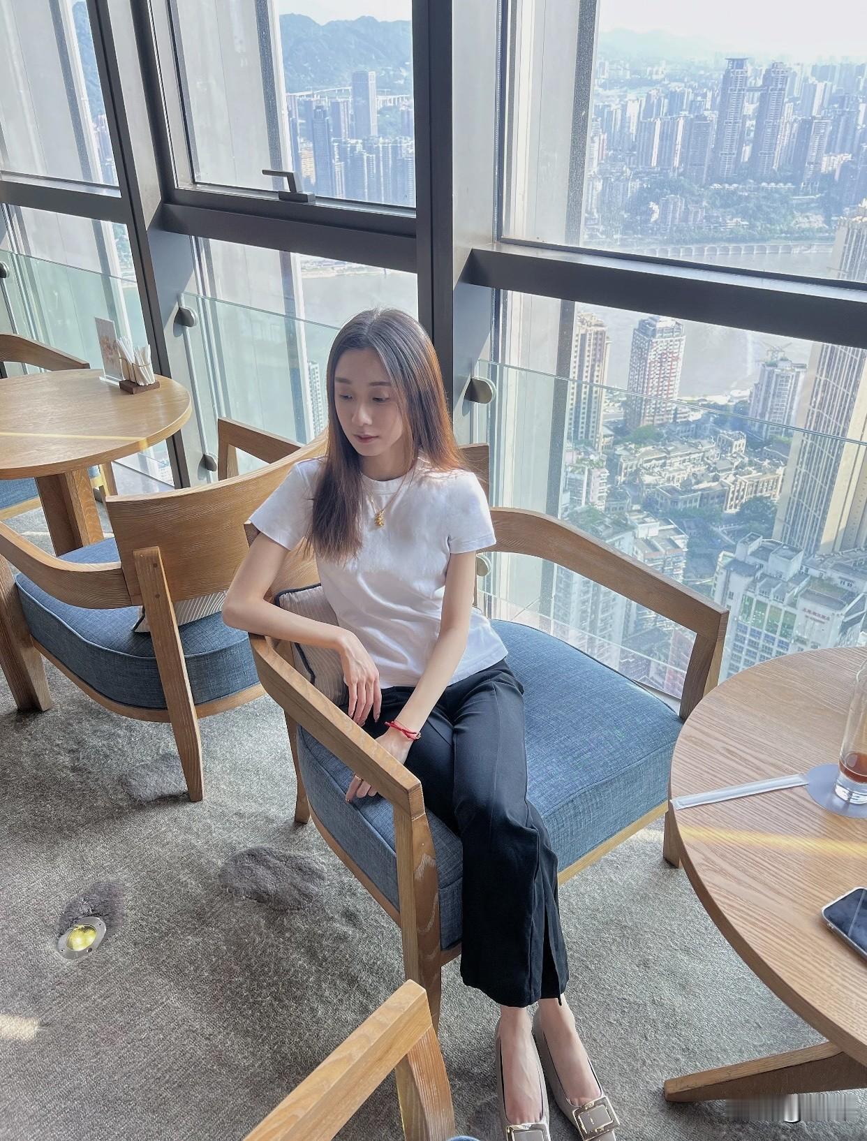 少女风写真照现代感十足的楼梯间，时尚穿搭，自然光洒下，静谧美好。