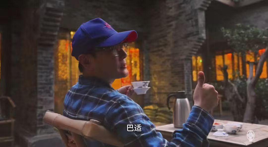 #张信哲在成都喝茶好巴适##张信哲体验成都坝坝茶# 哲哥的每一次出现都能够让我们
