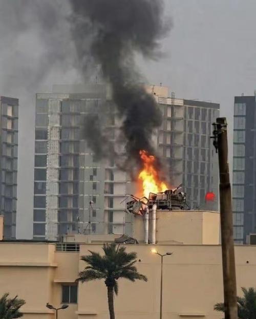 美国太拉胯了！真是太丢人了，伊拉克什叶派民兵刚刚袭击了巴格达美国大使馆，摧毁了美