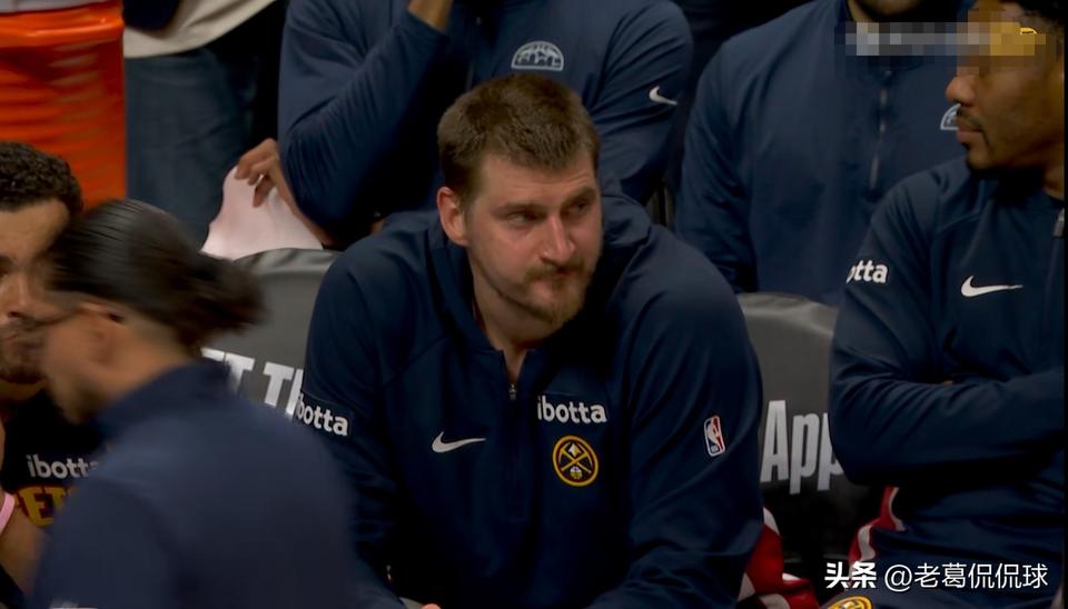 湖人中锋海斯彻底的被约基奇打服了！在今天湖人客场以113：120不敌掘金的赛后采