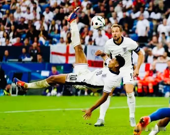 欧洲杯1/8决赛经过四天的较量，在今日凌晨荷兰3-0轻松战胜罗马尼亚，土耳其2-