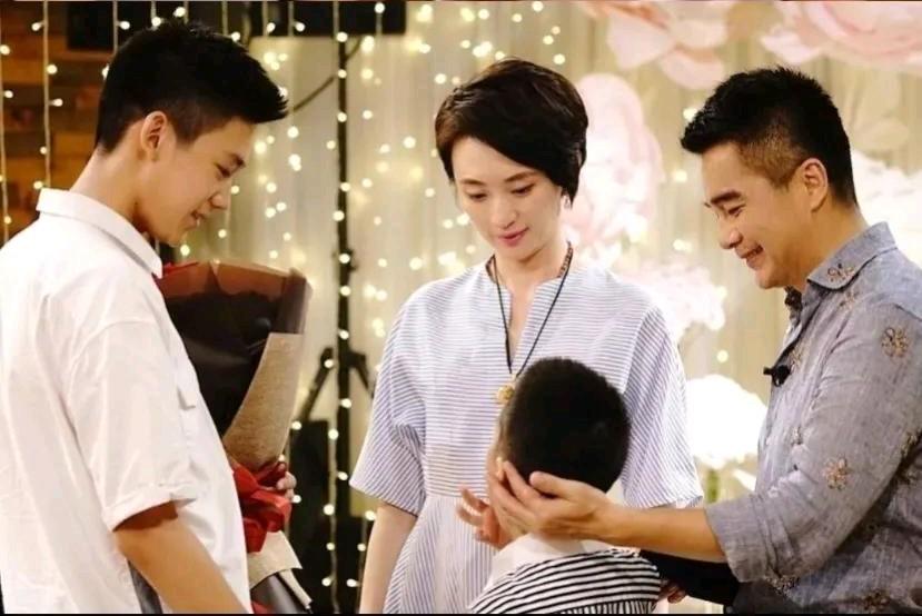 许亚军再婚后过得挺幸福的呀，小娇妻贤惠不说，两个儿子又帅气。人生大赢家的他，也有