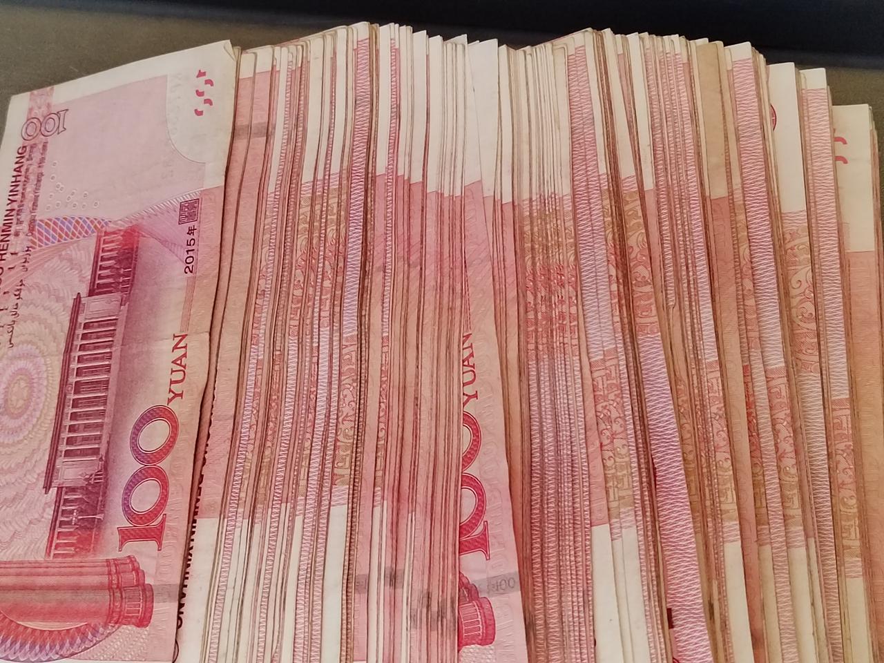 发现没有？这几年我们手里拿着现金出去买东西时，好像商户们都不太情愿要，人家老早就