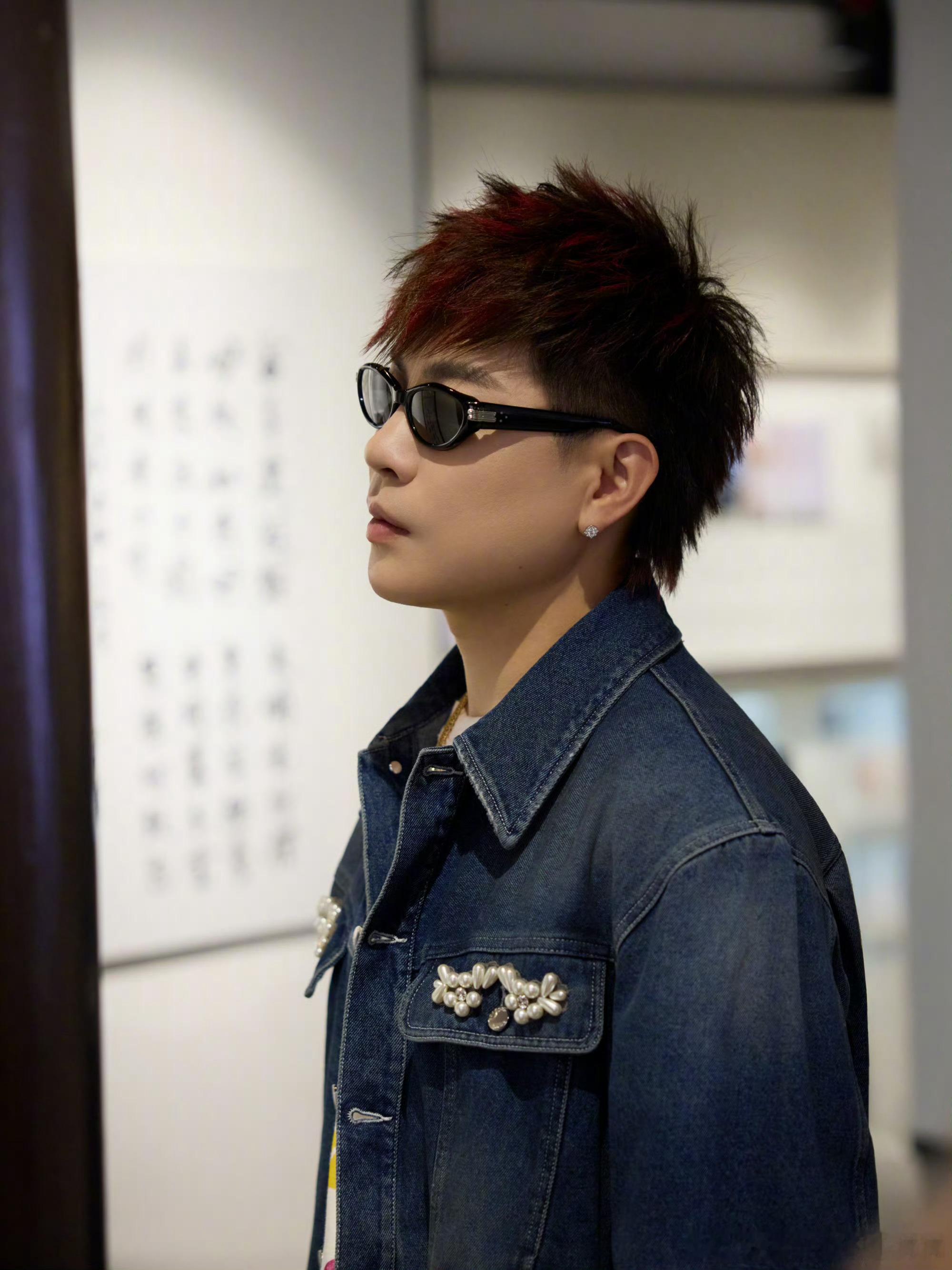 胡彦斌捐100万元   胡彦斌向香港捐100万元，为同胞出一份力，好样的！胡彦斌