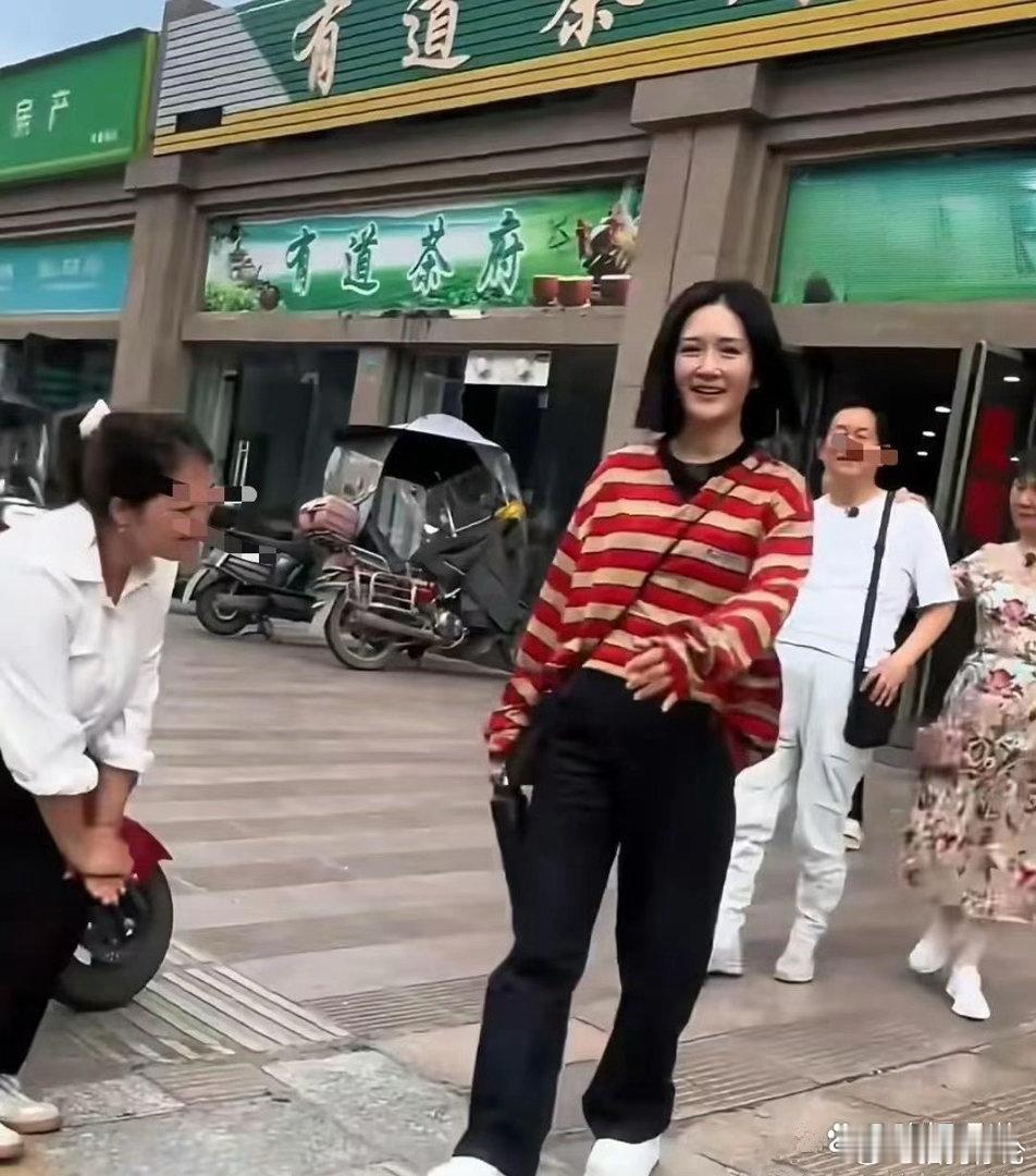 43岁谢娜带父母回内江下馆子，好朴素的明星 ​​​