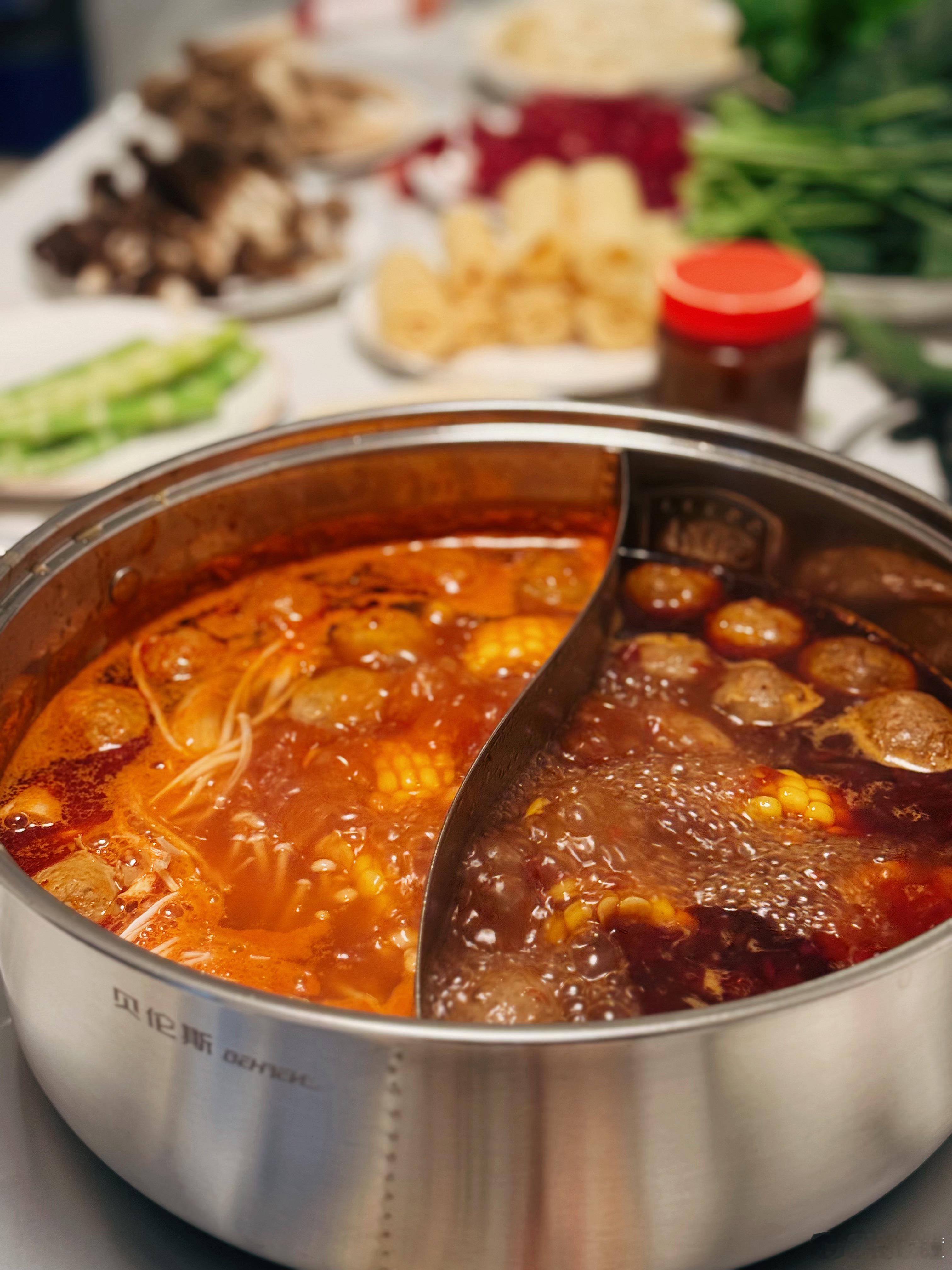 不知道吃啥的时候 火锅永远不会出错食材摆满 锅底一煮 齐活儿