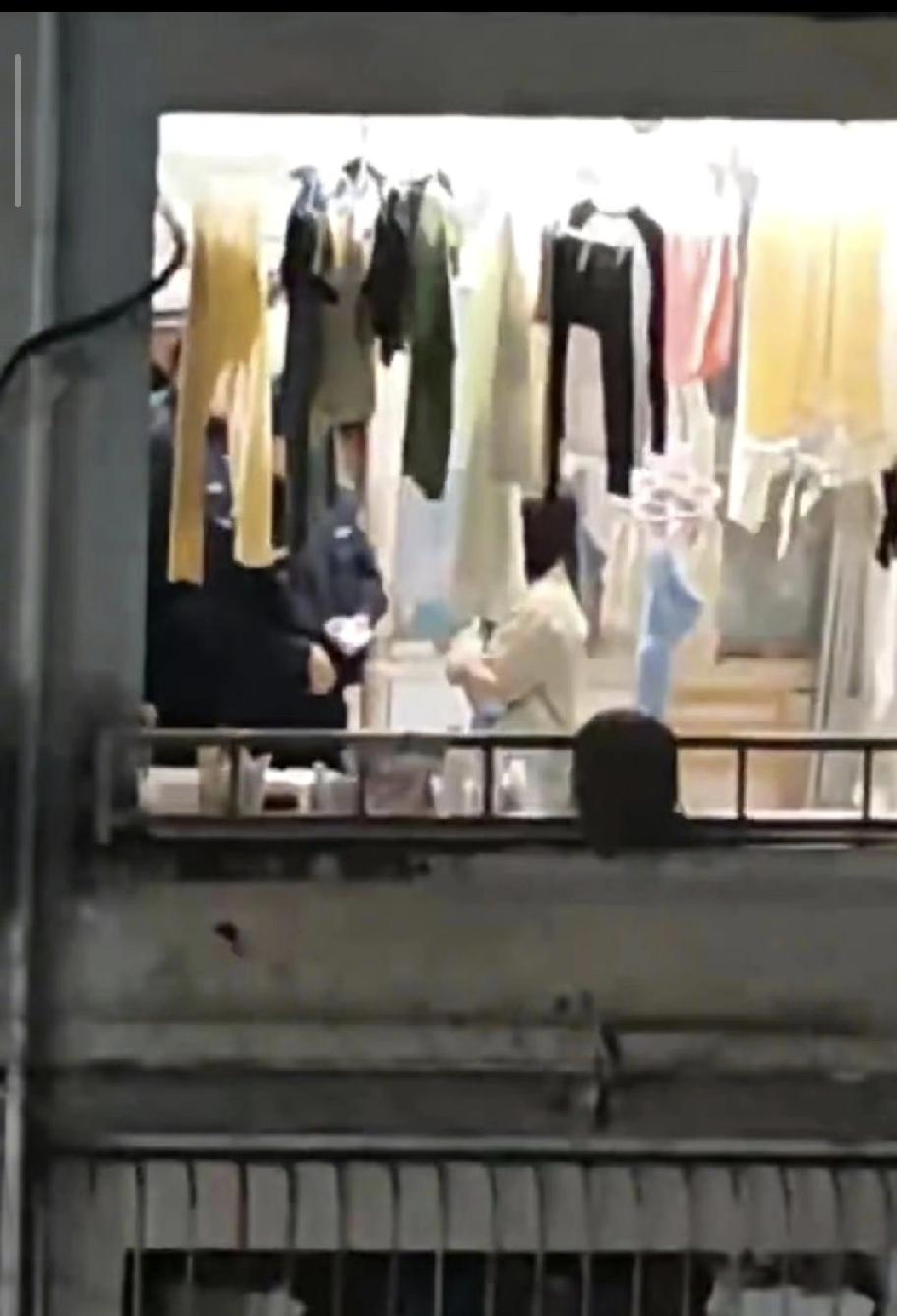 真嚣张！三峡大学一名外籍留学生，竟然半夜徒手爬进女生宿舍二楼，还试图实施猥亵！这