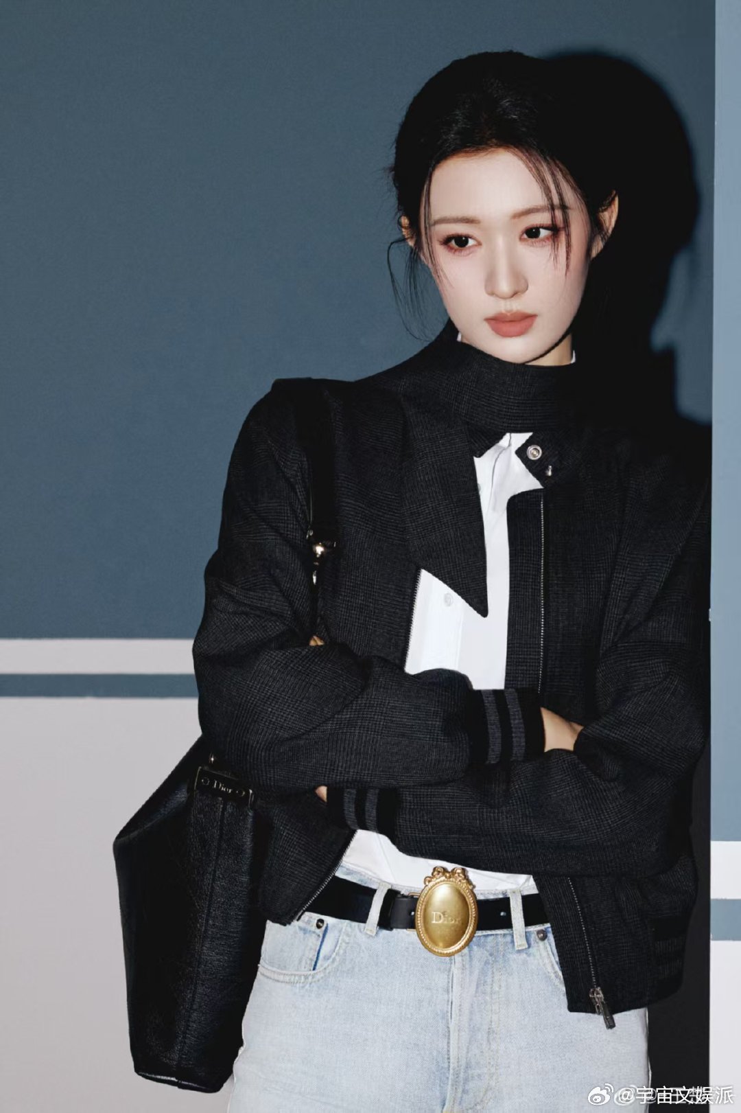 王楚然时装周造型王楚然造型太出圈！黑夹克叠穿白衬衫，浅蓝牛仔裤勾勒长腿，金属腰带