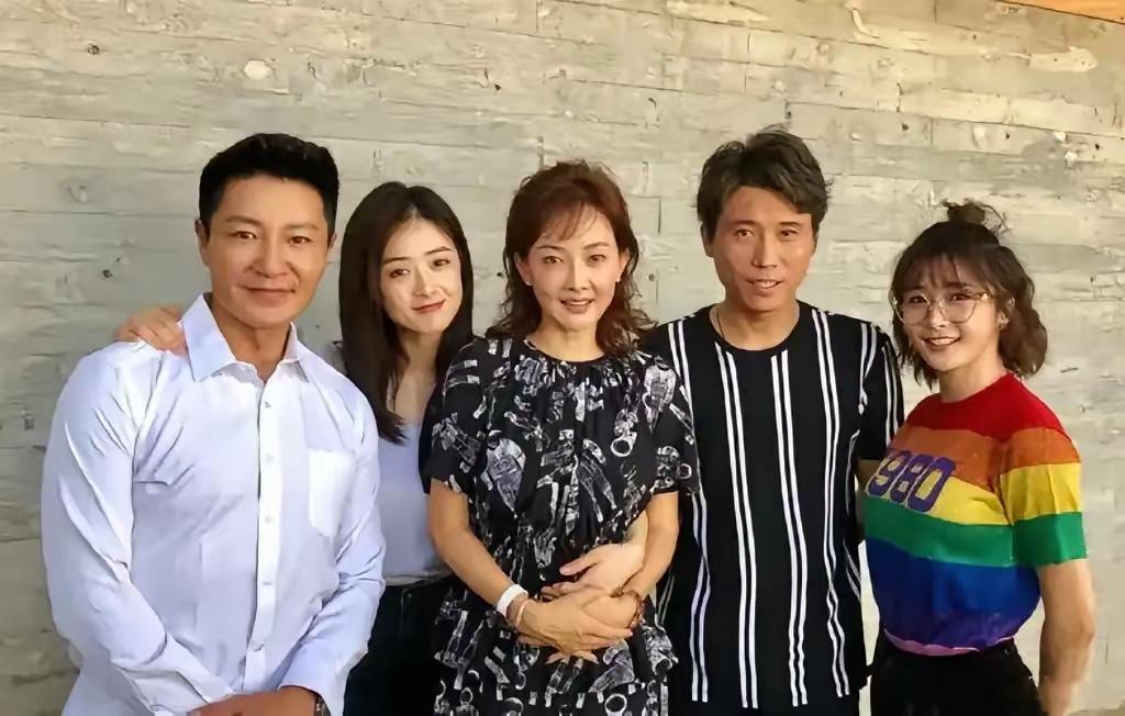 不算太年轻，
都是大名星。
本人见识浅，
不知谁啥名。