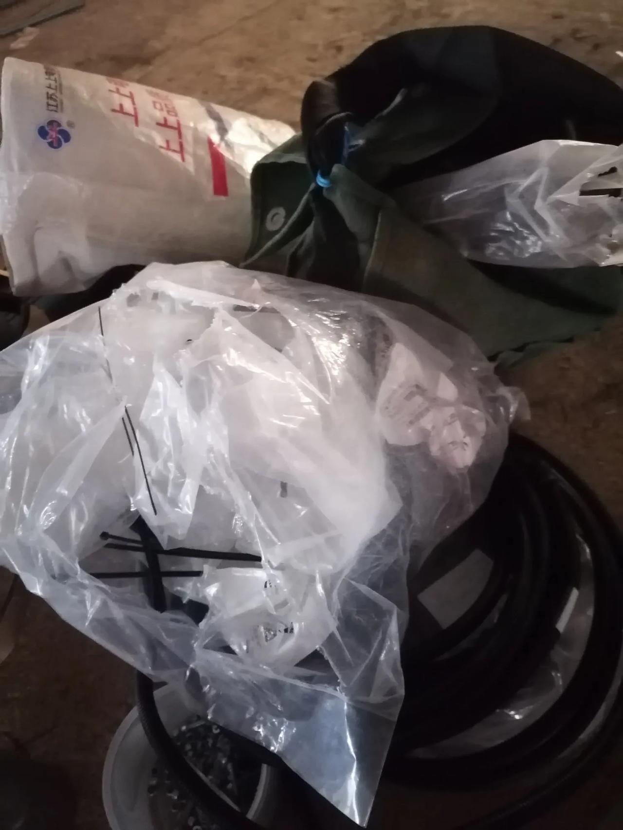 大家好，我是水电工星仔，打完饭回宿舍的路上，路过一个三叉口，“碰”的一声，一个外