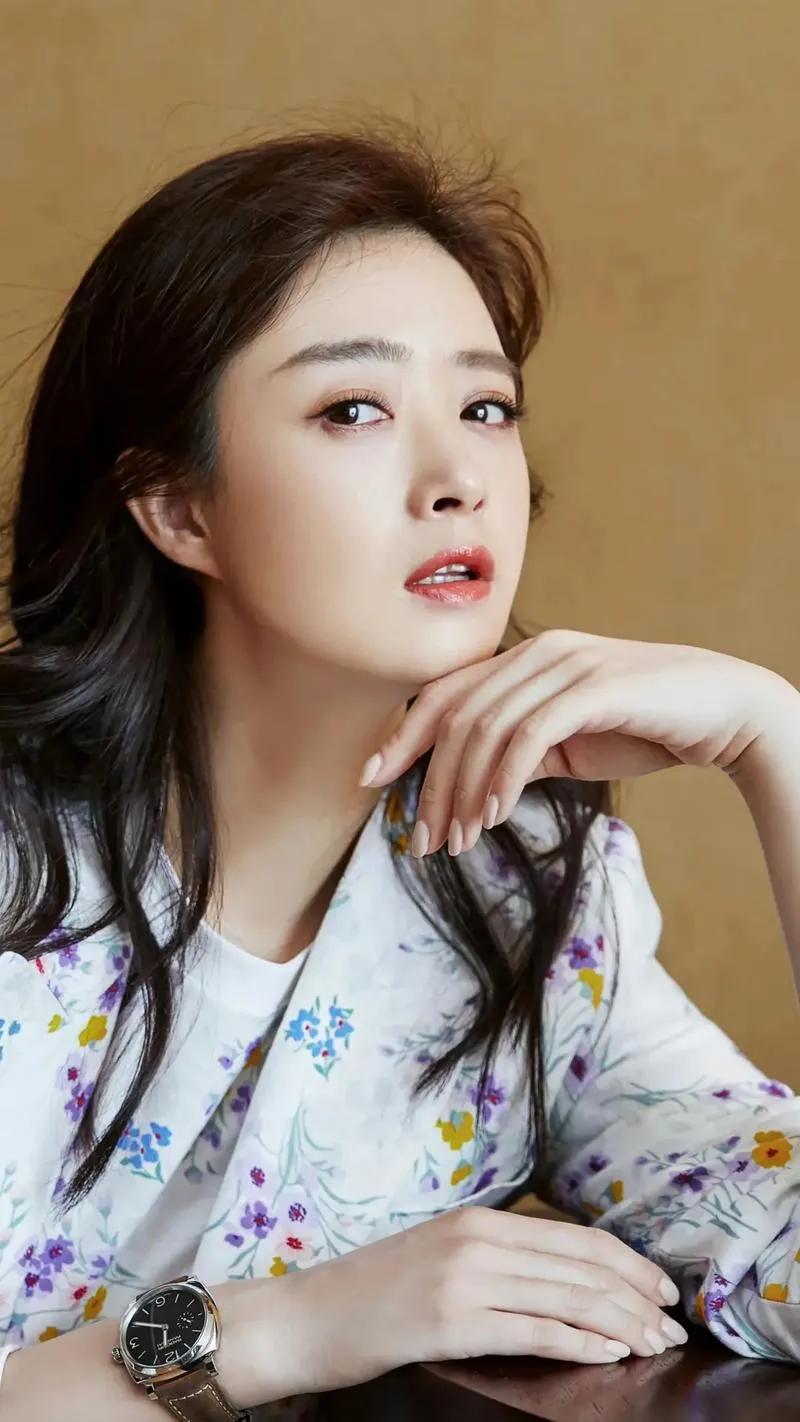 演员，蒋欣说，当初拍《甄嬛传》时，我的角色是曹贵人，然后另外一个帮我搭戏的是华妃