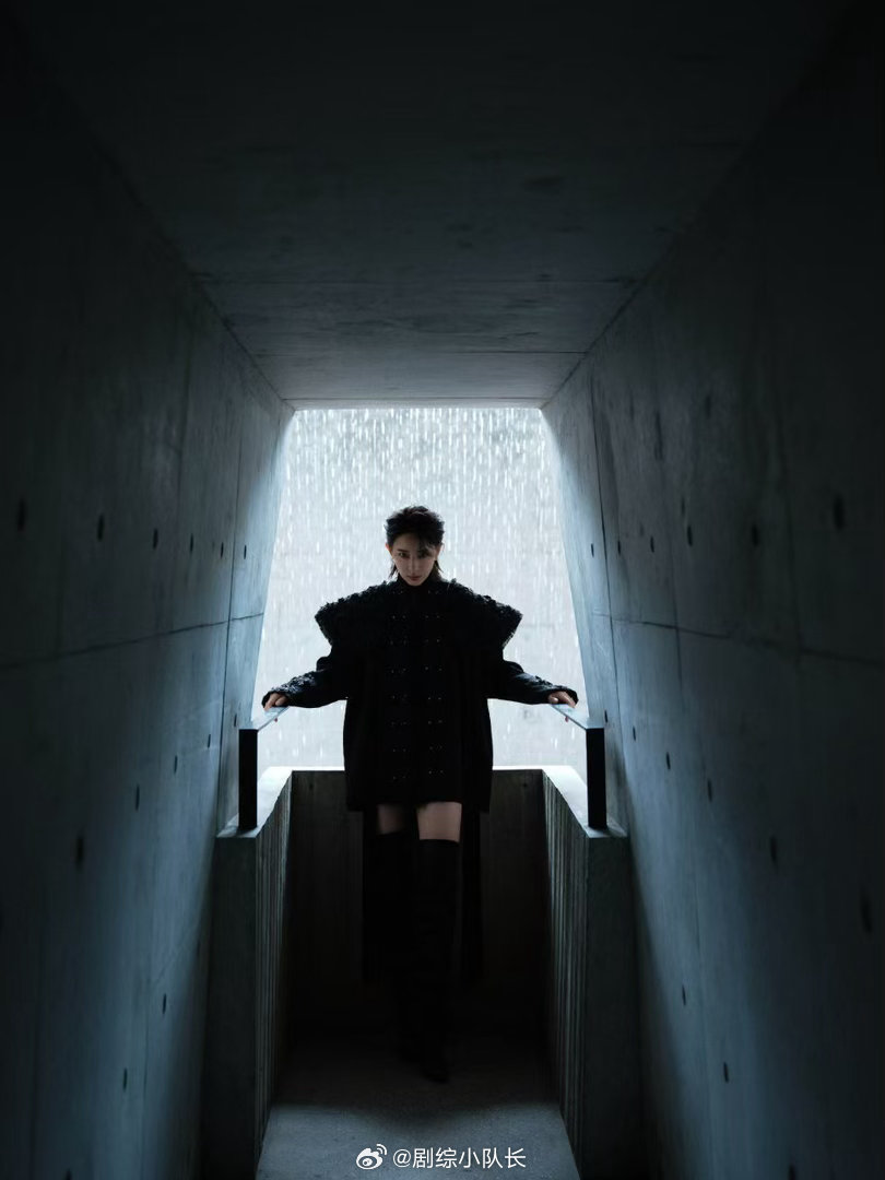 Juana Martín S/S 2026 Couture黑色礼服，被李斯丹妮穿