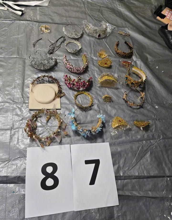 近日，杭州西湖区一婚纱摄影店店主焦急来到双浦派出所报案，称其尚未正式营业的店铺遭