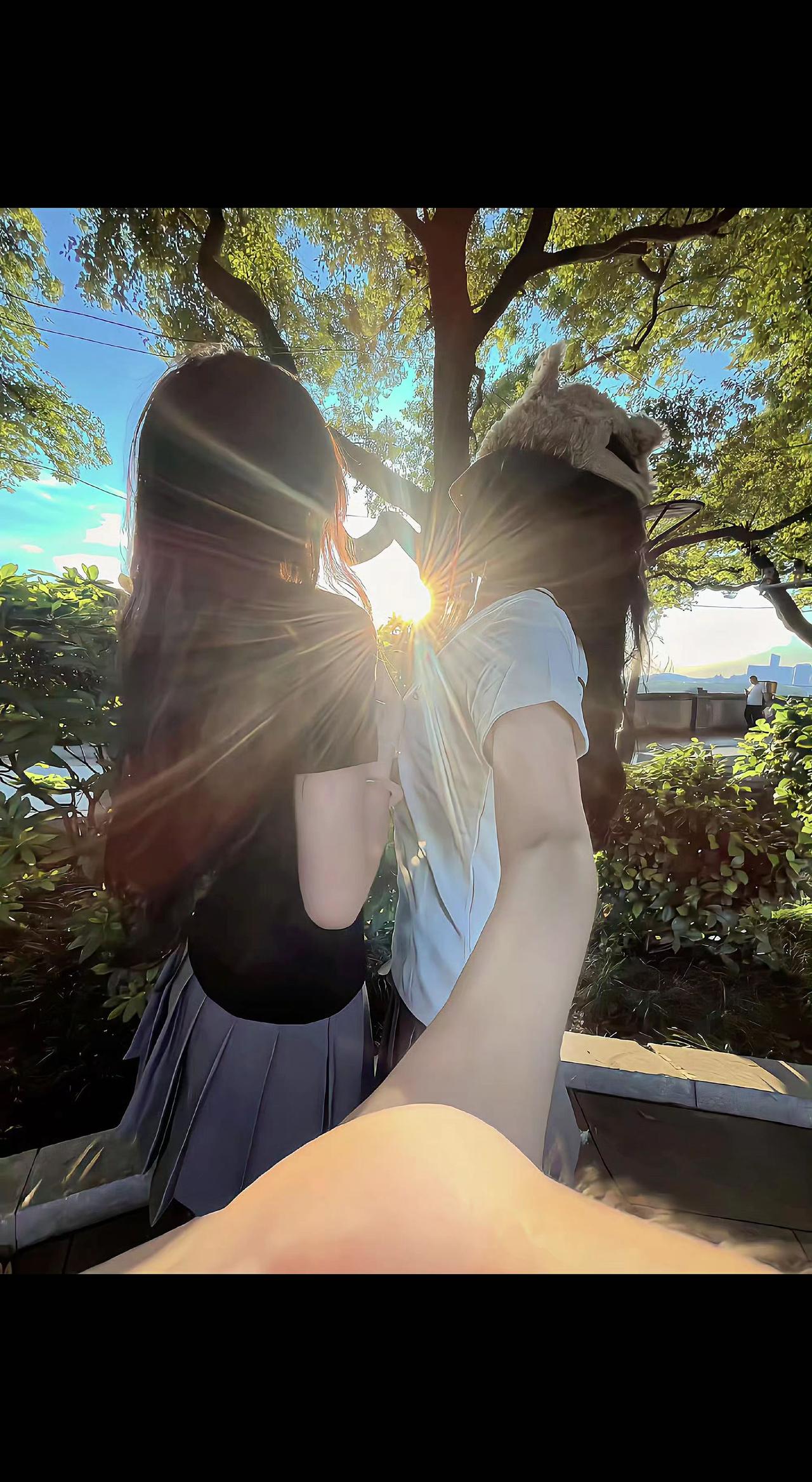 ✨阳光把影子织成金色的网，我们是网中央两颗跳动的星🌟。风在发梢写诗，快门偷走了
