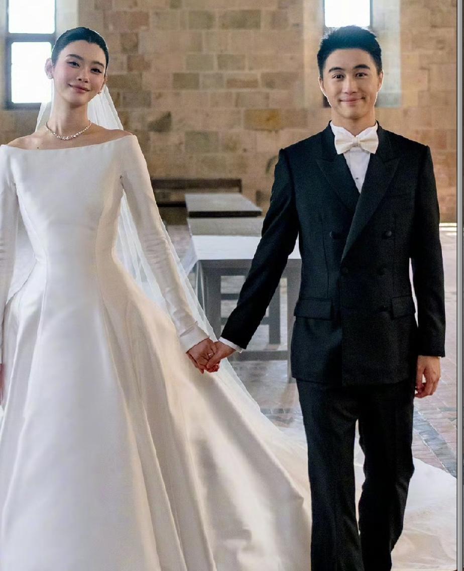 何猷君奚梦瑶补办婚礼，现在最难受的估计就是窦骁了，同样都是赌王子女结婚，何猷君奚