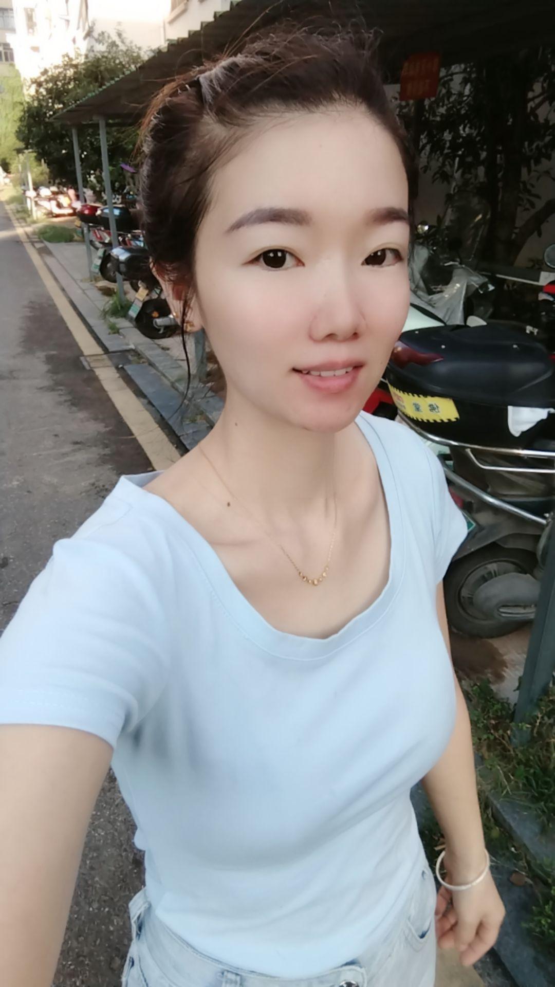 人生就像一本无解的书，写满了春夏秋冬，翻开是故事，合上就是回忆，时间向...