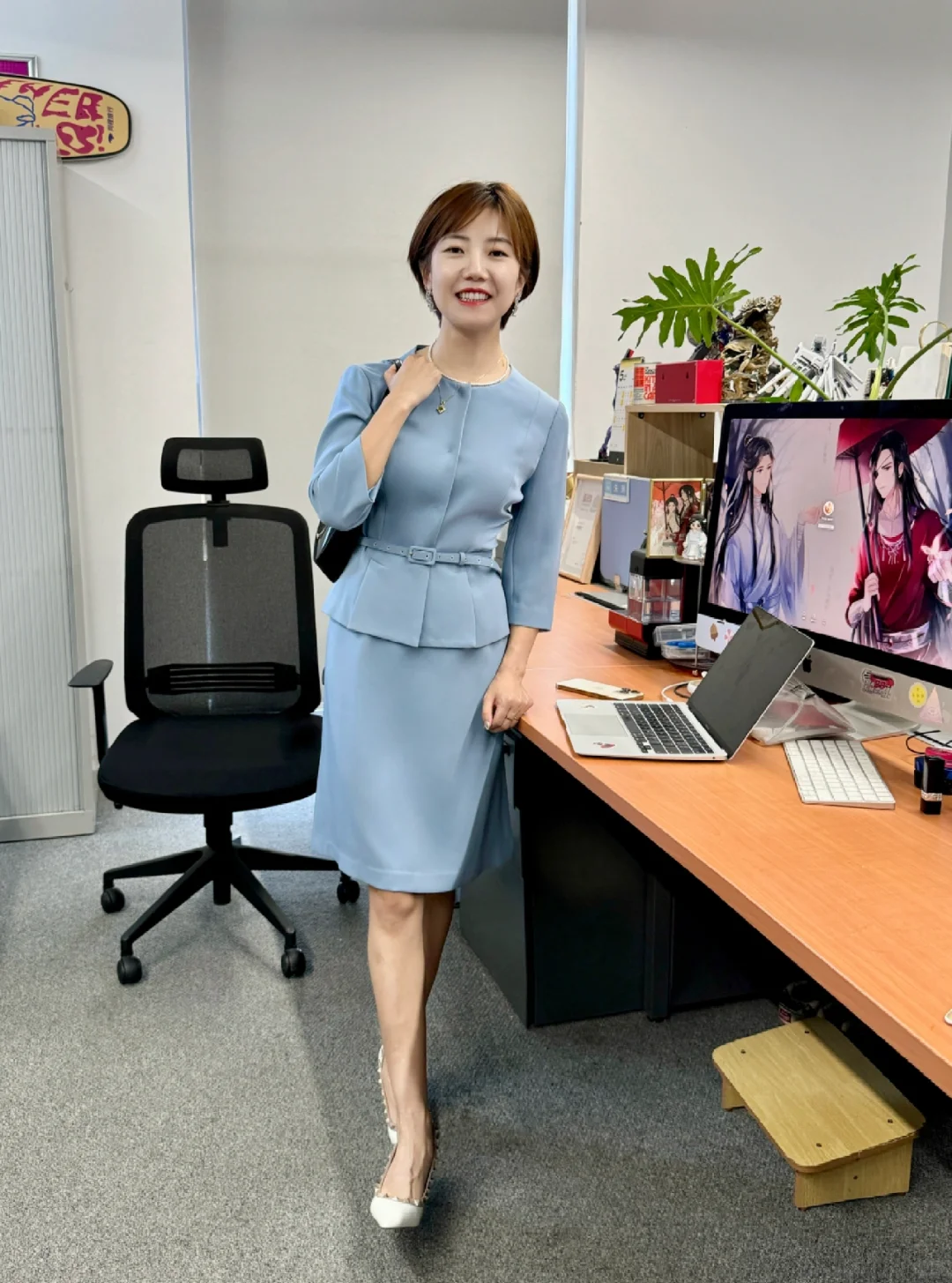 周一是金秘书，也是精神小妞