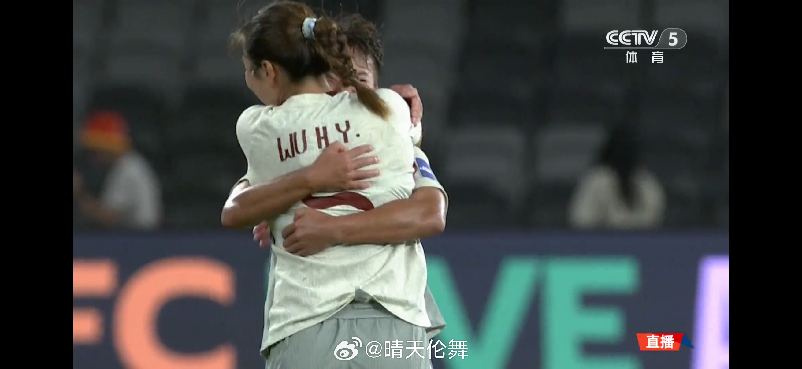 女足亚洲杯B组第三轮中国队🇨🇳2-1逆转朝鲜队🇰🇵，小组赛三战全胜积9分