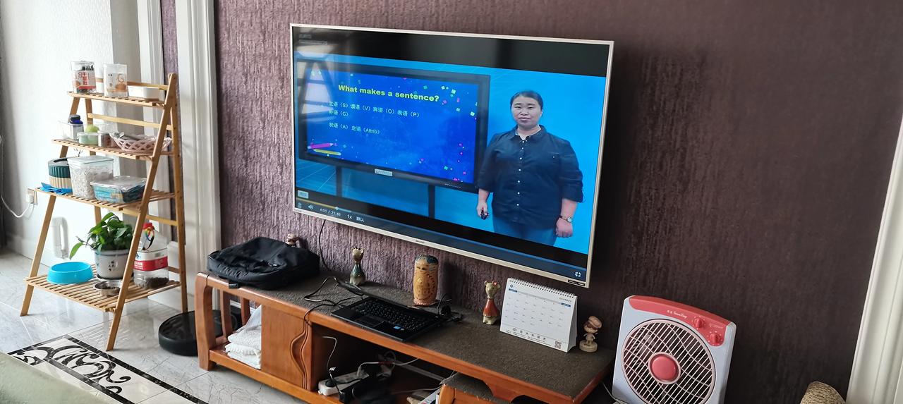 没有老师，没有同学，没有辅导班
虽然中考成绩还没有公布
高中课程已经开始学习
从