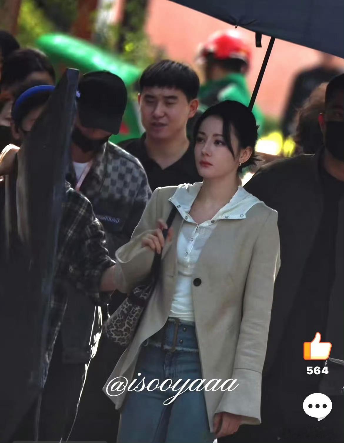 迪丽热巴西装造型造型还行啊，爱丽丝不满意又在太阳工作室了，每部戏对造型盯的好紧[