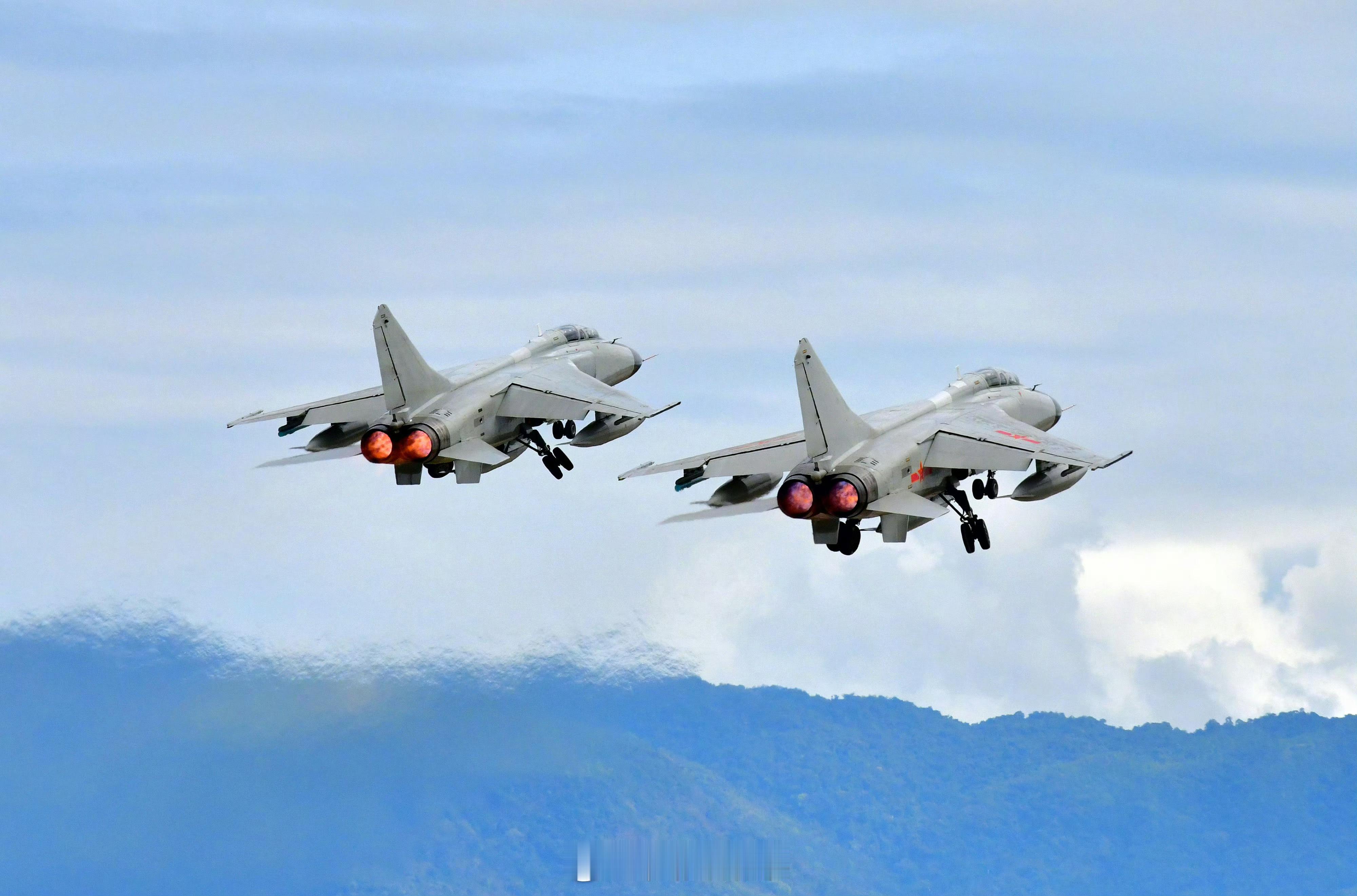 【直冲云霄！#南部战区空军训练高清大图#】近日，南部战区空军航空兵某旅组织昼间飞