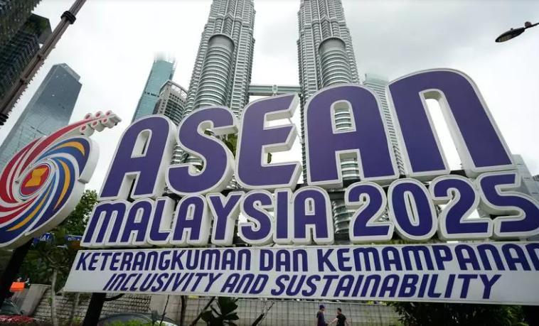泰国总理25日推迟了前往马来西亚参加东盟领导人峰会的计划，但他表示，他仍然想在美