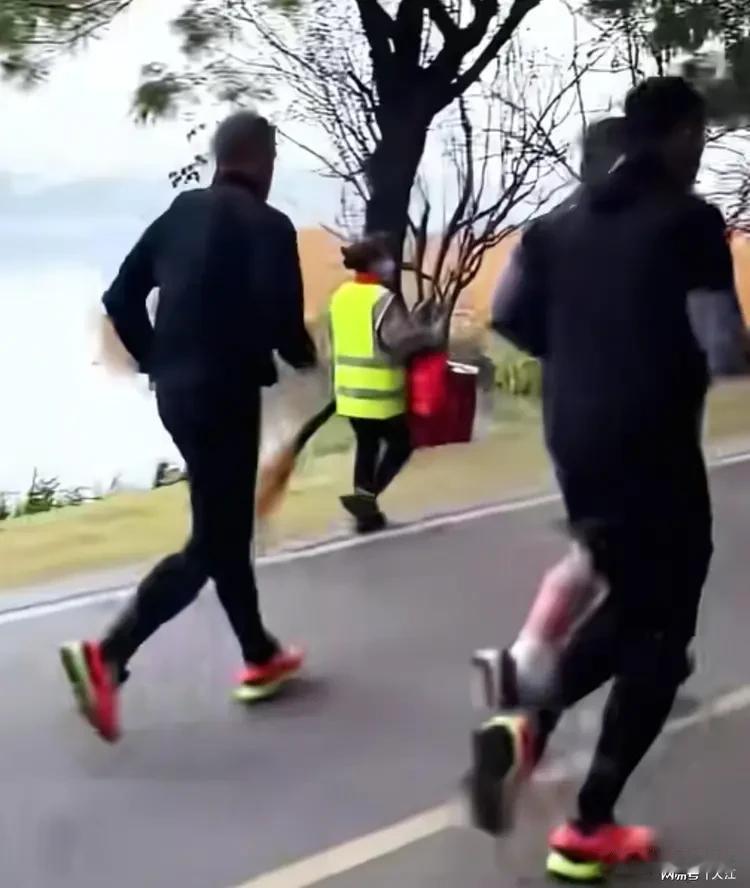 马克龙总统晨跑偶遇保洁阿姨，你跑你的，我扫我的。
最近成都街头有点热闹，好像是法