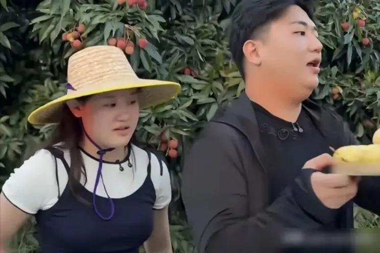 想不到，奥运冠军亲哥哥，顶着大太阳帮农民卖荔枝都能被骂上热门
看到全红婵哥哥全进
