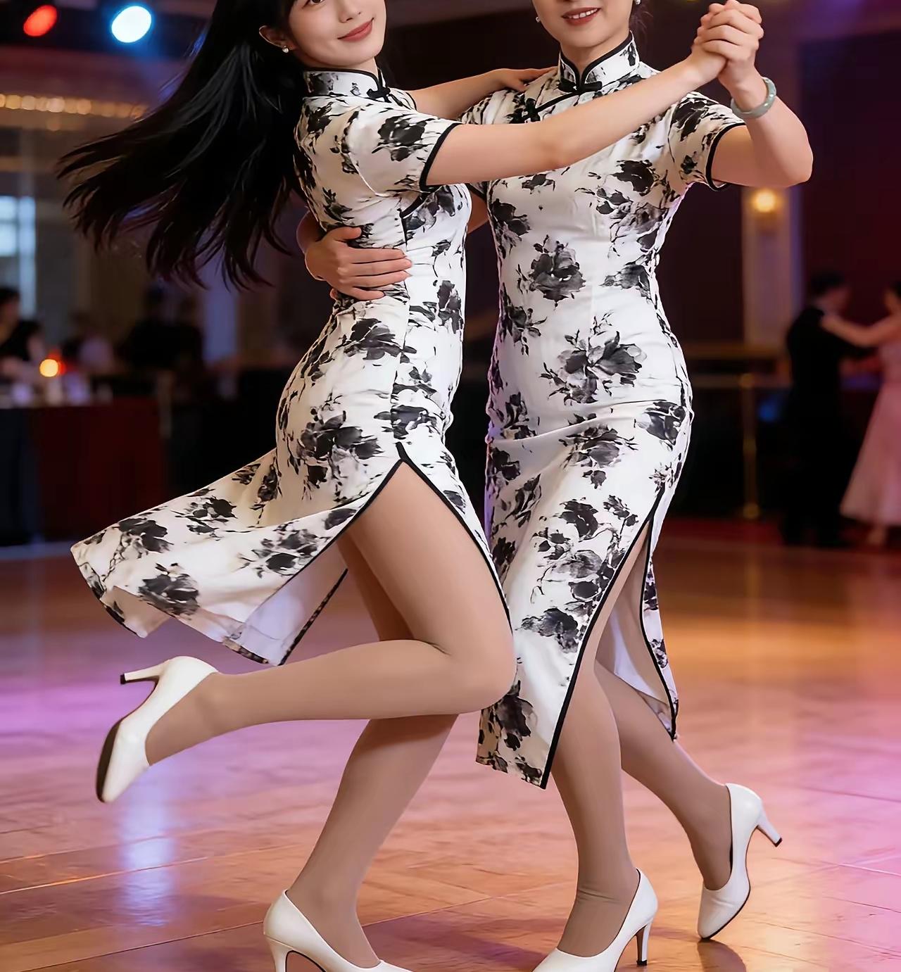 母女二人在跳舞，猜猜哪位是母亲？哪位是女儿？