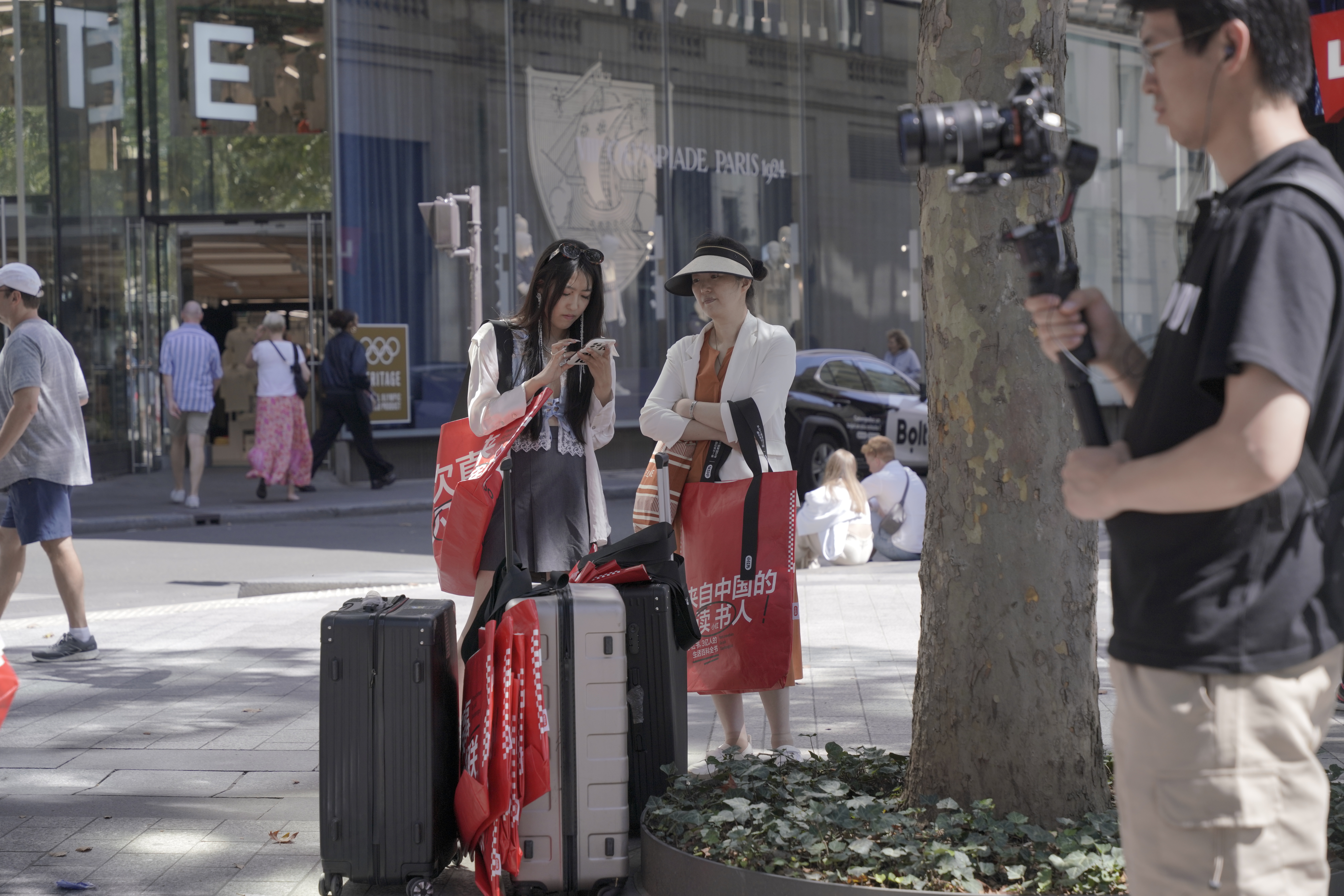 #巴黎奥运街头的特产是中国红包#走在巴黎的奥运街头，随处可见中国红包，感受到东方