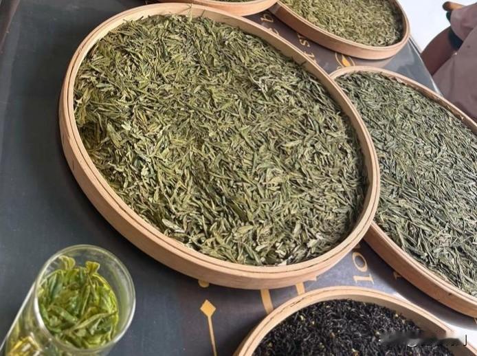 我家孩子到杭州出差，孩子知道她老爸爱喝西湖龙井，就买了两小桶发了个快递（图二）。