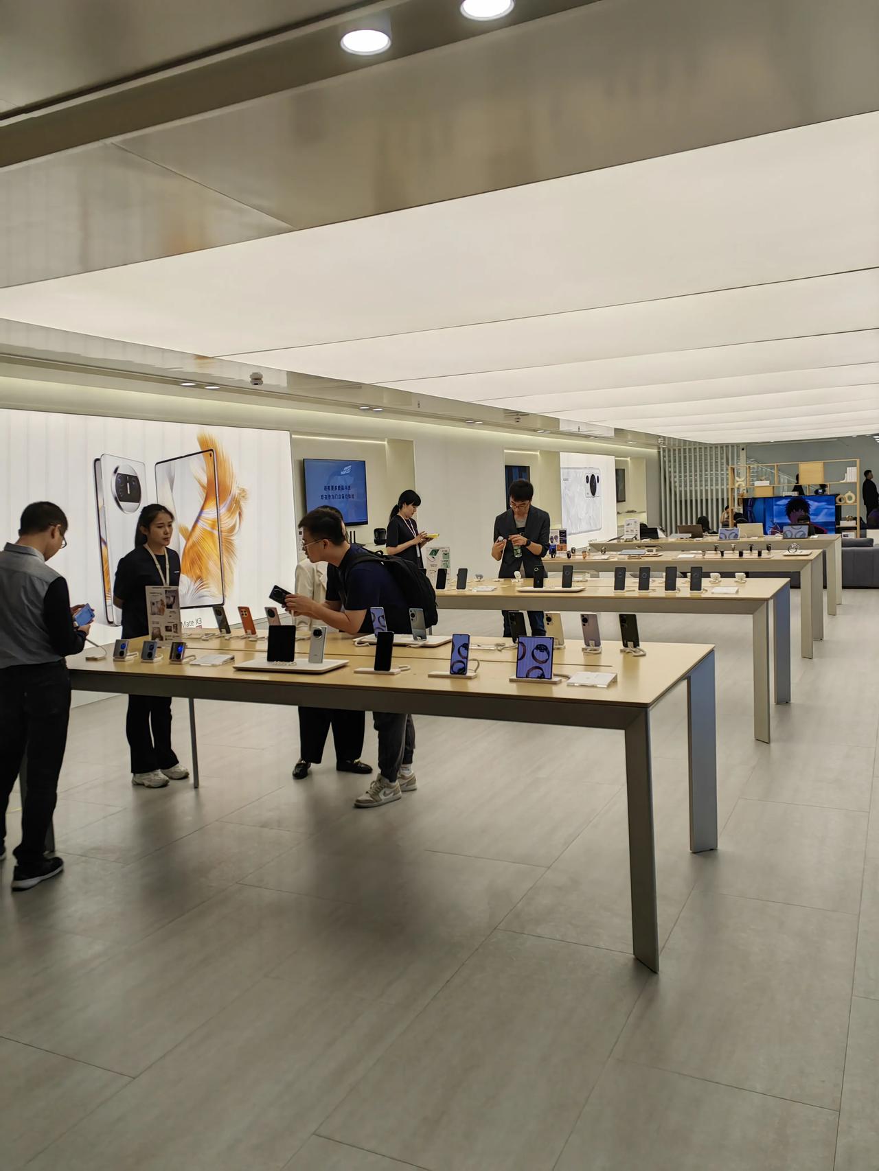 上海车展展台卖手机？
