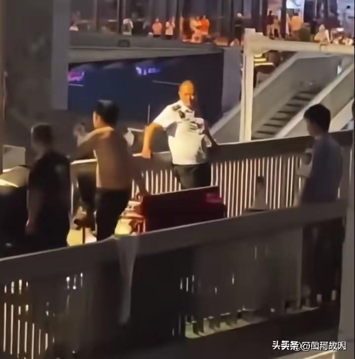 8月9日晚，武汉武昌人行天桥突发的城管与摊主肢体冲突事件，一夜之间刷屏全网，引发
