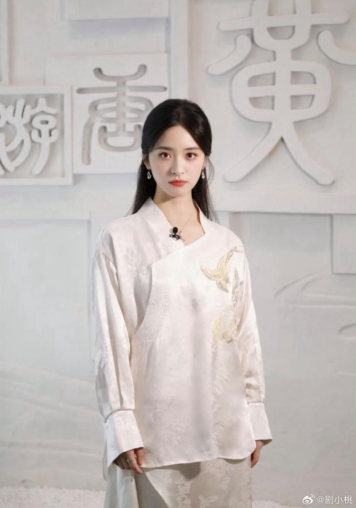1. 贾乃亮学生时代曾和黄圣依短暂相恋，对方算得上他的初恋。往后遇见李小璐时，他