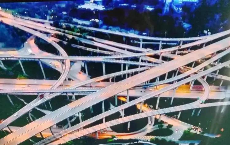 去重庆自驾游还真的需要勇气，挑战性很高!道路颠簸、崎岖不平，坡道陡峭，弯道曲折是