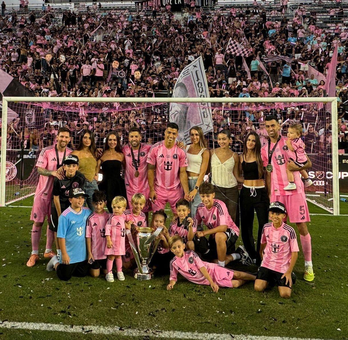 📸 🏆 赛后苏亚雷斯、梅西、阿尔巴、布斯克茨和家人合影