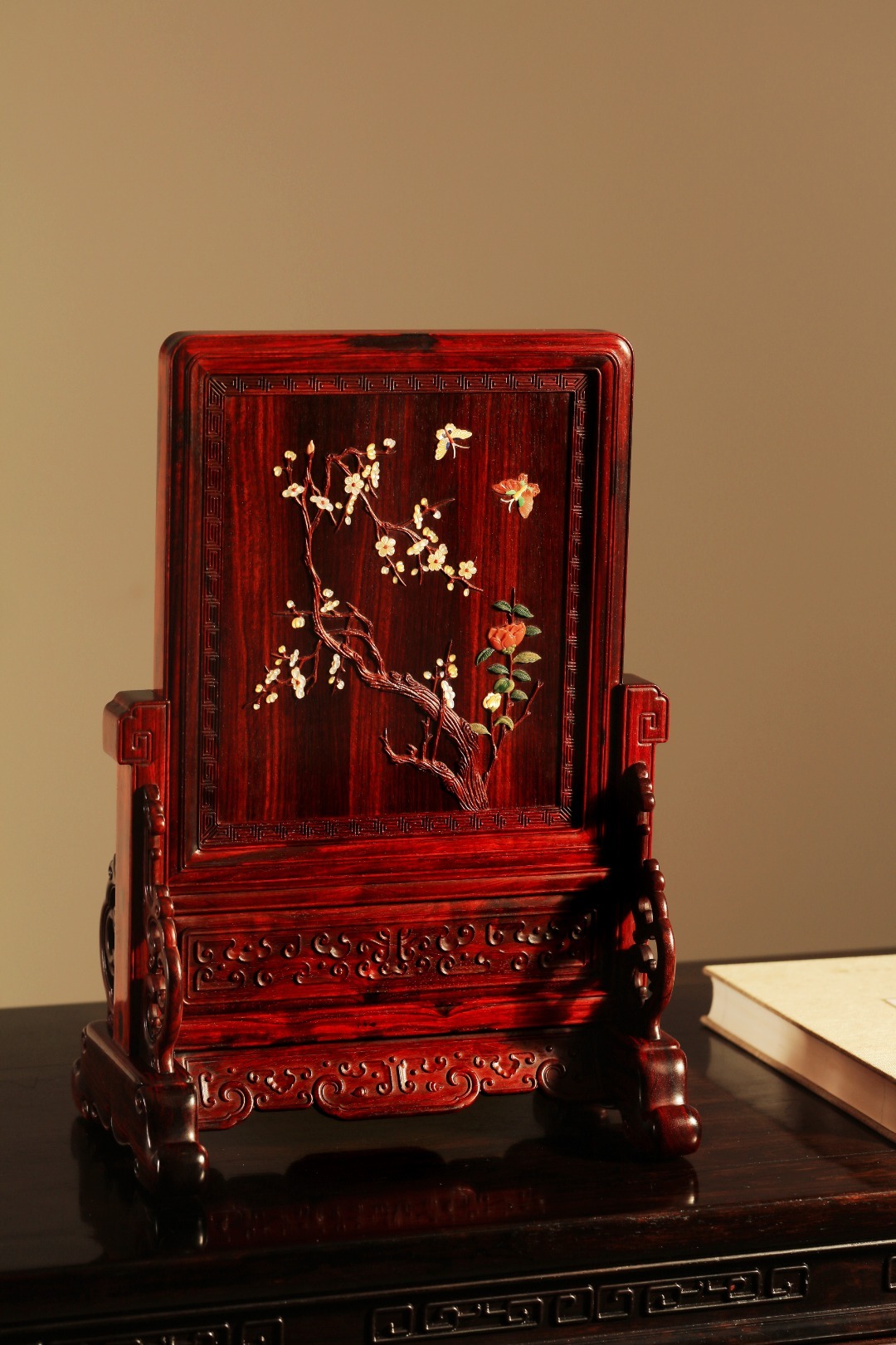 紫檀x百宝嵌【梅】插屏取材小叶紫檀老料，质地油润细腻，屏心镶嵌百宝清梅花、彩蝶，