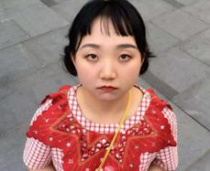 真是难以置信，李嘉琪原来是985毕业的，和李雪琴一样都是其貌不扬，但是货真价实的