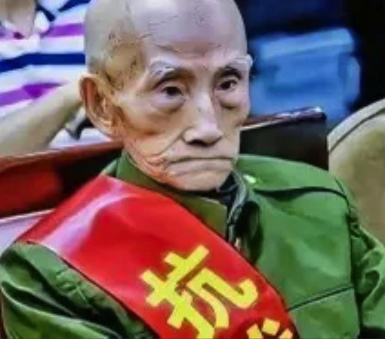 1945年5月，机枪手曾岳峰负伤掉队，意外撞见百名日军吃饭。他架枪怒喝：“拼了！