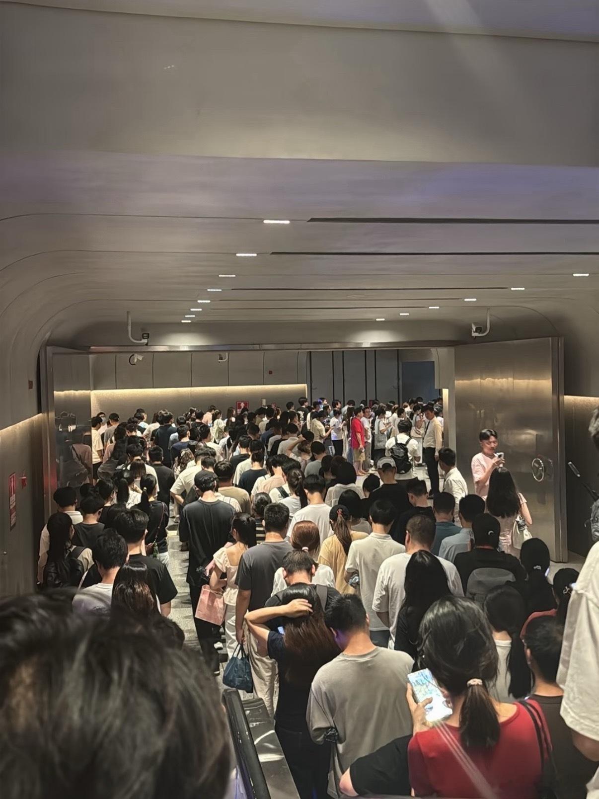 深圳地铁 安检，去深圳经常能体会到他们那边的早晚高峰，说实话有一种能上车就不错了
