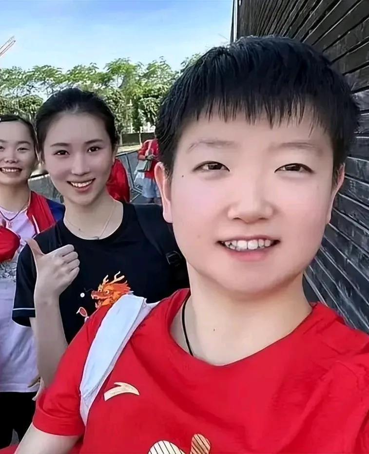 “军功章上有你的一半，也有我的一半”巴黎奥运，孙颖莎身后有一个美女陪练王添艺…